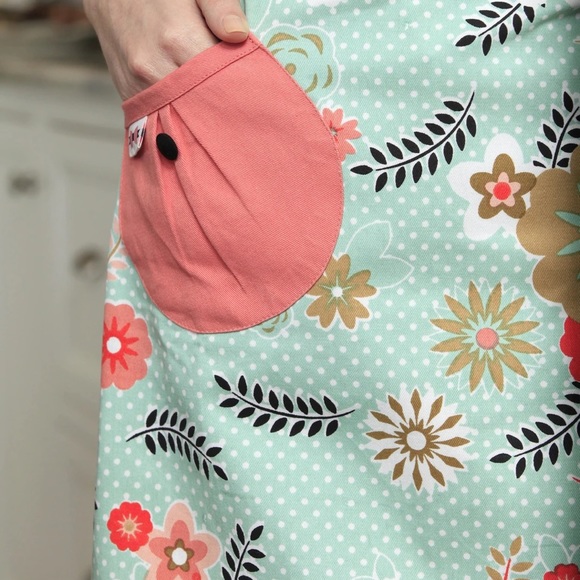 🆕Mom’s Kitchen Apron-Simply Whimsical - Picture 5 of 6